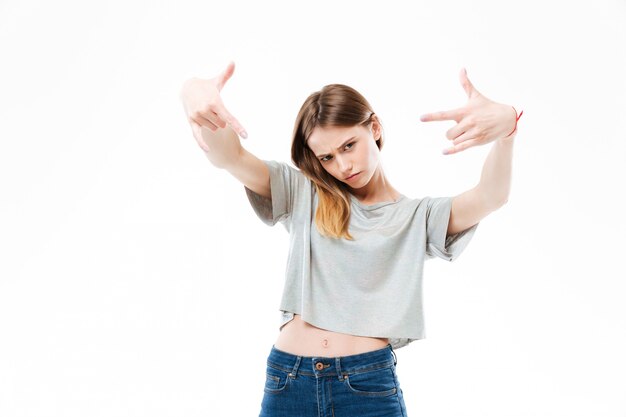 Incroyable jeune femme montrant le geste du rock.