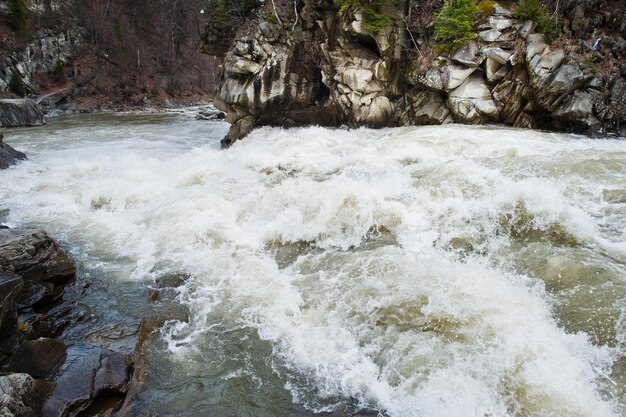 Incroyable et orageux fleuve Prut dans les montagnes des Carpates Jaremcze resort Ukraine Europe