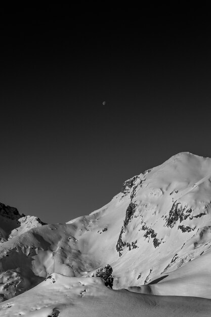 Incroyable photographie en noir et blanc de belles montagnes et collines avec un ciel sombre