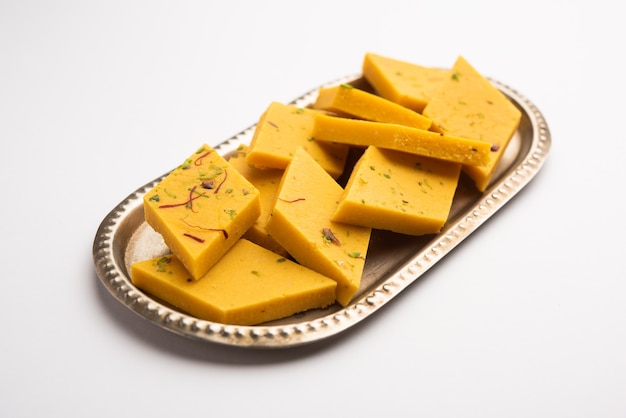 Indian sweet food badam barfi ou katli également connu sous le nom de burfi doux aux amandes ou mithai, barfee