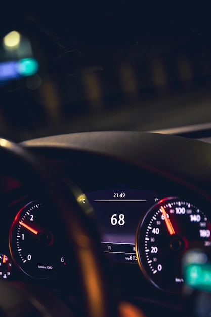 Photo gratuite indicateurs de vitesse de voiture en gros plan dans une voiture la nuit