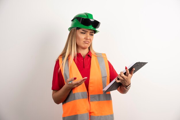 Industrie de la femme travailleur en gilet à la recherche sur le presse-papiers