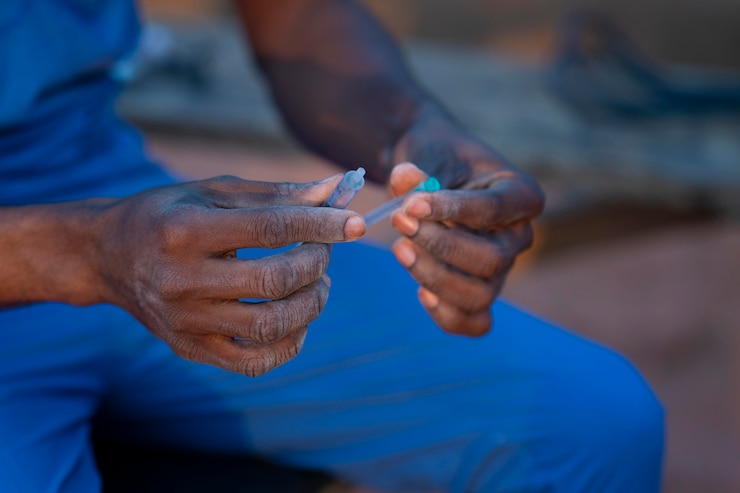Photo gratuit infirmière d'aide humanitaire en afrique se prépare pour le travail