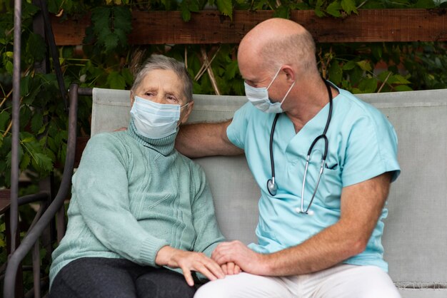 Infirmière en chaise balançoire avec femme senior