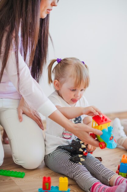 Infirmière avec enfant dans la salle de jeux