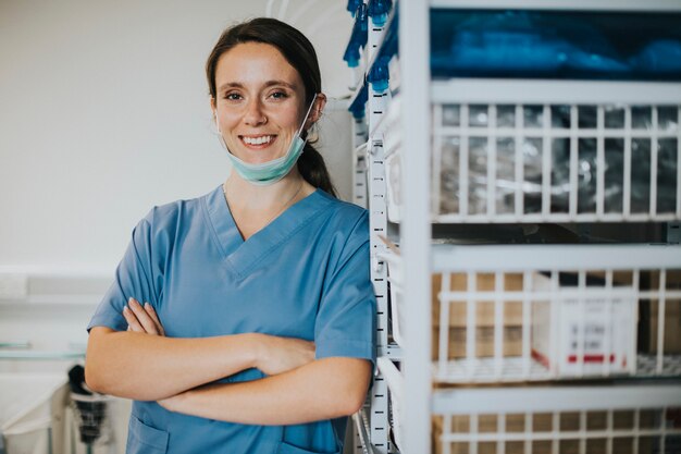 Infirmière heureuse dans une salle de fournitures médicales