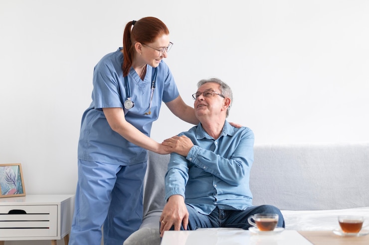 Photo gratuit infirmière et homme souriant à coup moyen