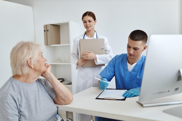 Une infirmière et un médecin examinant une consultation professionnelle hospitalière de patients