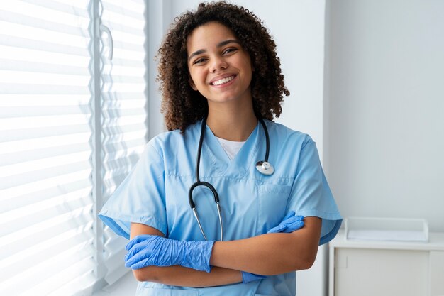 Infirmière noire à leur espace de travail