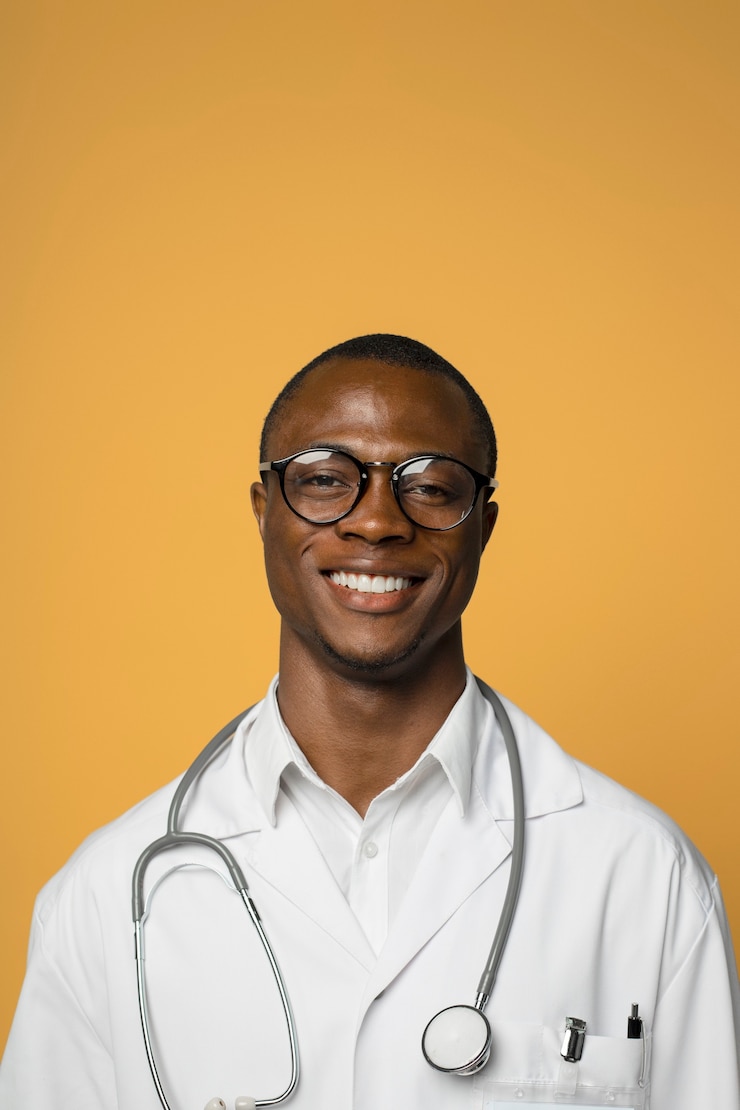 Photo gratuit infirmière noire se prépare pour le travail