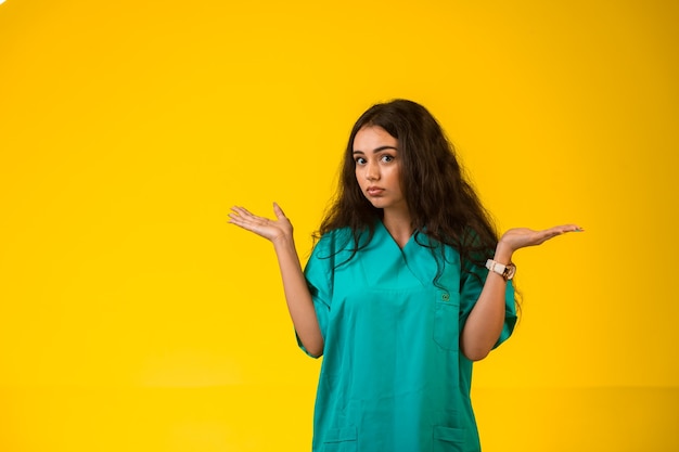 Infirmière ouvre les mains et semble mystérieuse.