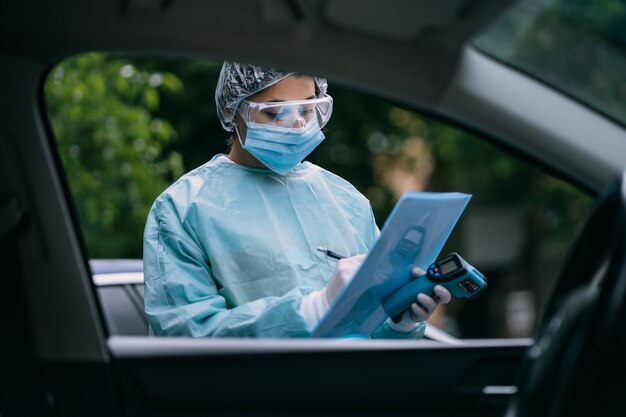 Une infirmière porte une combinaison de protection et un masque pendant l'épidémie de COVID19