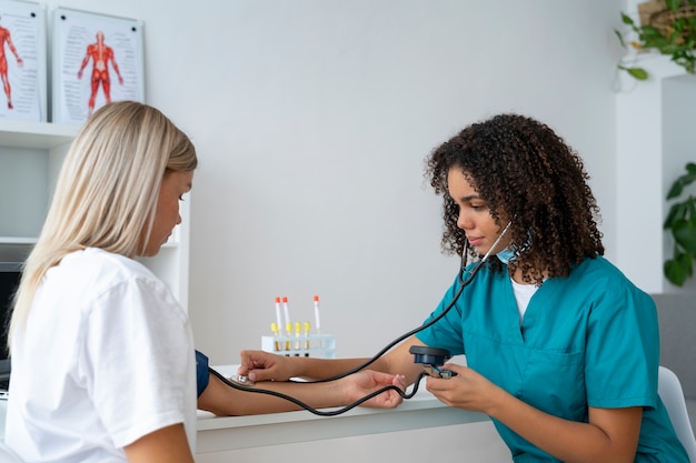 Photo gratuite infirmière pratiquant la médecine à la clinique