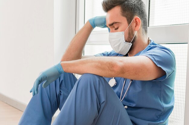 Infirmière prenant une pause après un long quart de travail