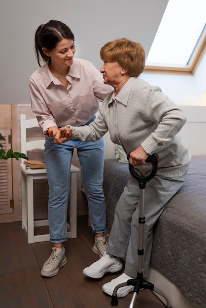 Infirmière prenant soin d'une personne âgée