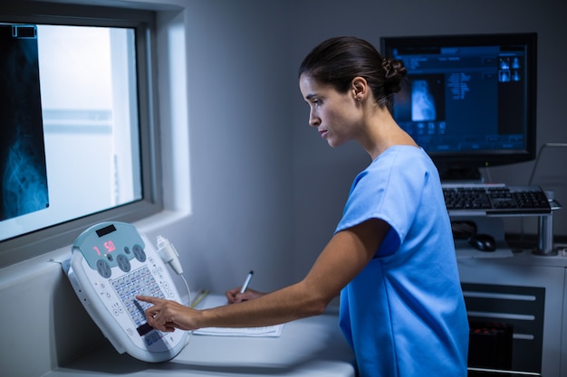 Infirmière, prendre notes, dans, salle radiographie