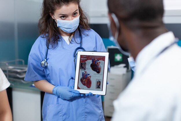 Infirmière radiologue avec masque protecteur pour prévenir l'infection par le coronavirus