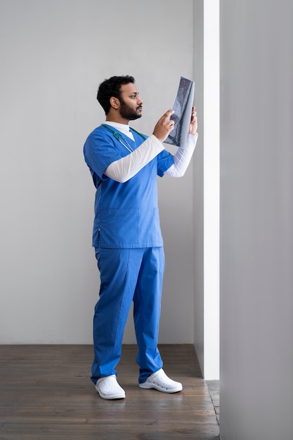 Infirmière se préparant à consulter