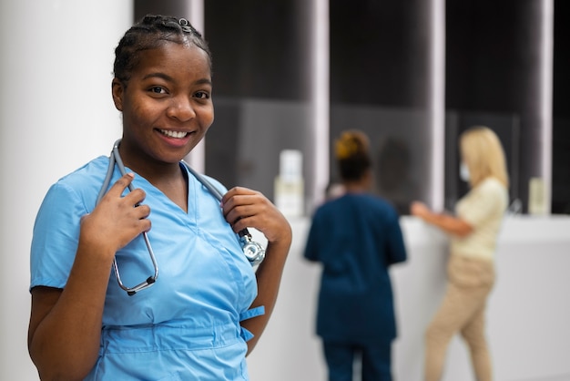 Photo gratuite infirmière smiley coup moyen avec stéthoscope