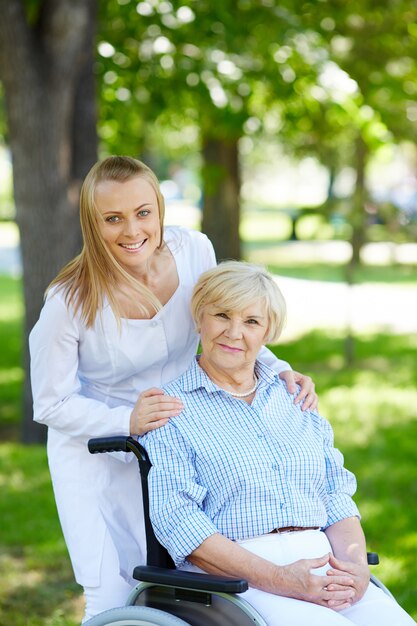 Infirmière soignant le patient