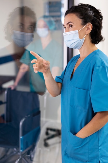 Infirmière vue de côté portant un masque facial