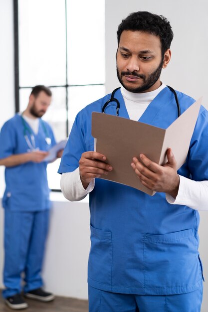 Les infirmières se préparent pour la journée de travail