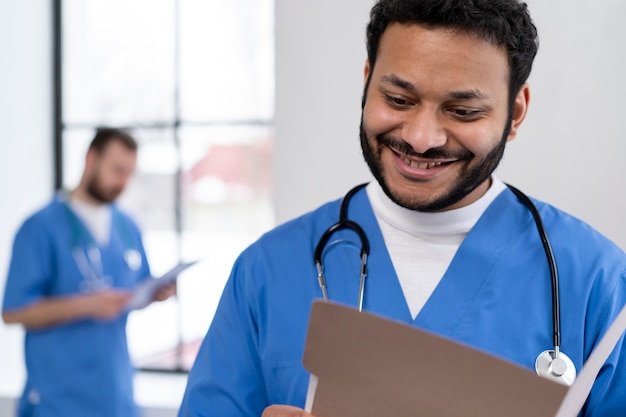 Photo gratuite les infirmières se préparent pour la journée de travail