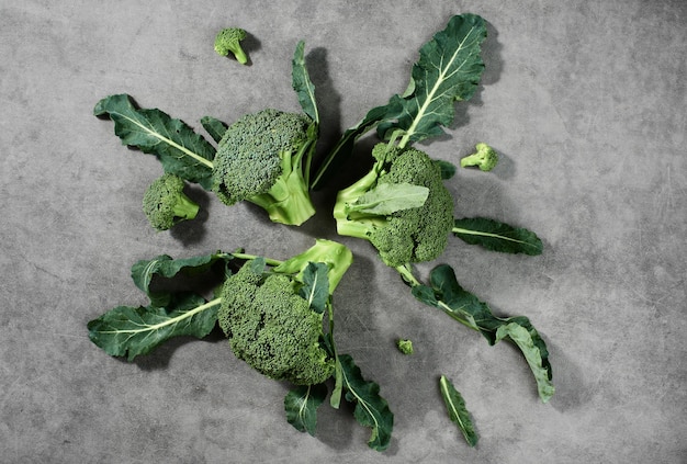 Inflorescences de brocoli sur disposées sur un fond gris, vue de dessus. Produits végétaux sains, livraison de nourriture des fermes