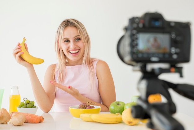 Influenceur blond enregistrant des aliments nutritifs