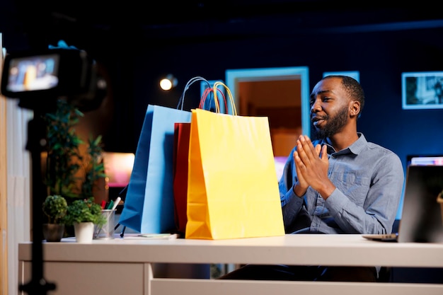 Photo gratuite l'influenceur fait des courses devant la caméra.