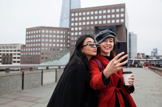 Influenceurs prenant un selfie sur un pont de la ville