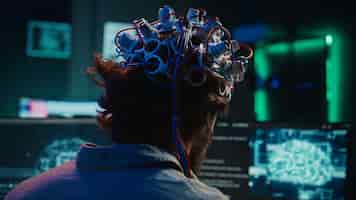 Photo gratuite un informaticien met un casque eeg sur le cerveau du lien vers le cyberspace