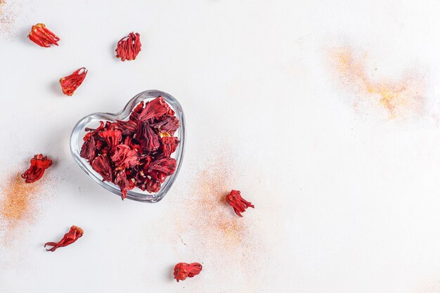 Infusion froide de thé d'hibiscus avec de la glace et des feuilles de basilic.