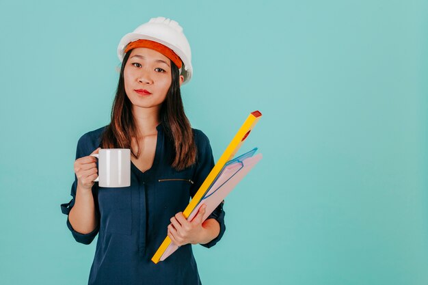 Ingénieur asiatique avec une tasse