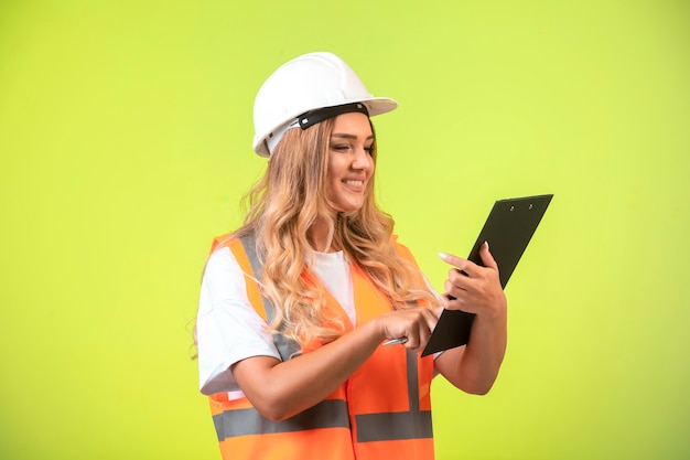 Ingénieur En Casque Blanc Et équipement Tenant La Liste De Contrôle.