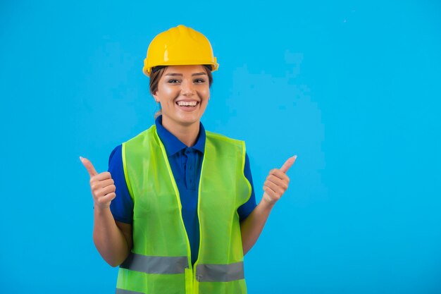 Ingénieur en casque jaune et équipement faisant les pouces vers le haut.