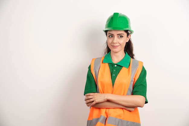 Ingénieur de chantier féminin avec casque. photo de haute qualité