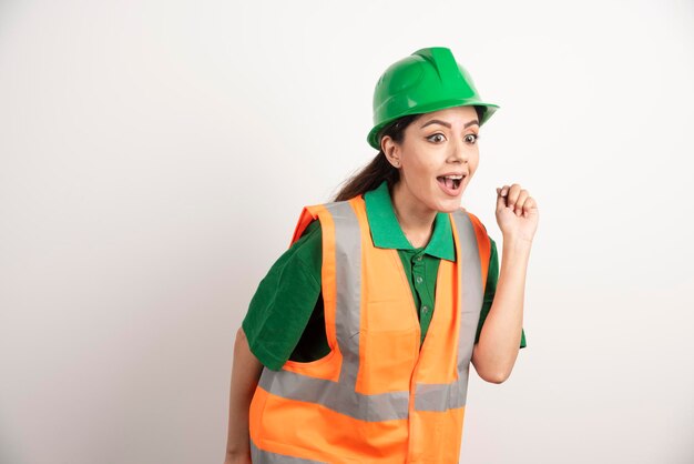 Ingénieur de chantier féminin avec casque. photo de haute qualité