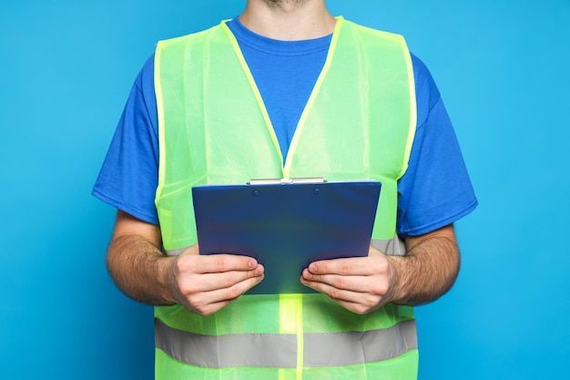 Ingénieur civil avec presse-papiers sur fond bleu