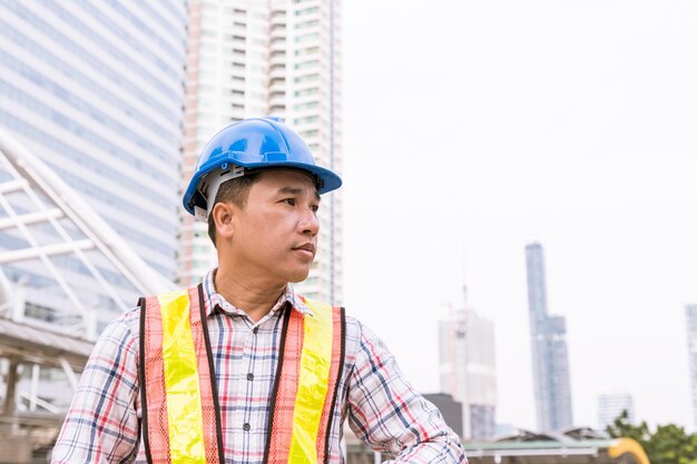 Ingénieur confiant sur le site extérieur