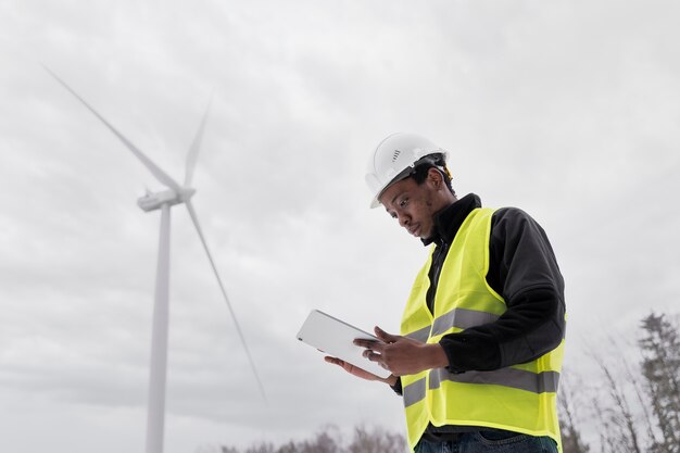 Ingénieur à coup moyen tenant une tablette