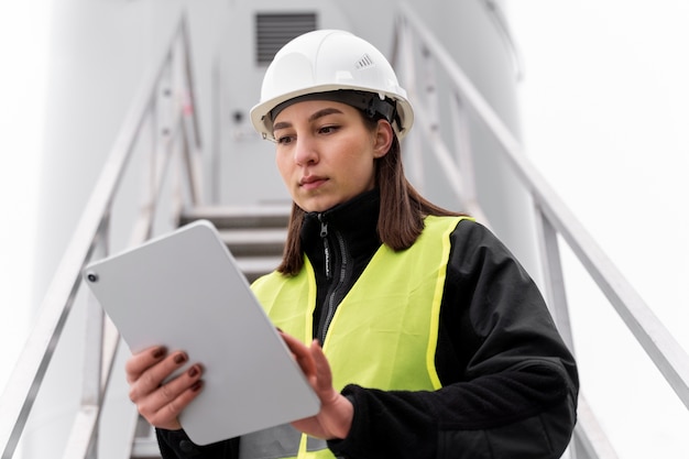 Ingénieur à coup moyen tenant une tablette