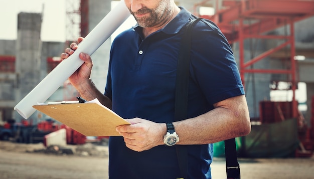 Photo gratuite ingénieur du site sur un chantier de construction