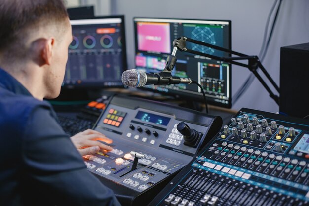 Ingénieur du son travaillant en studio avec équipement