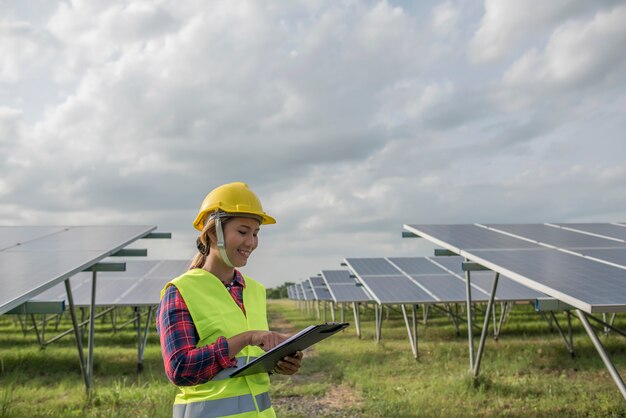 Ingénieur électrique vérifiant et entretenant les cellules solaires.