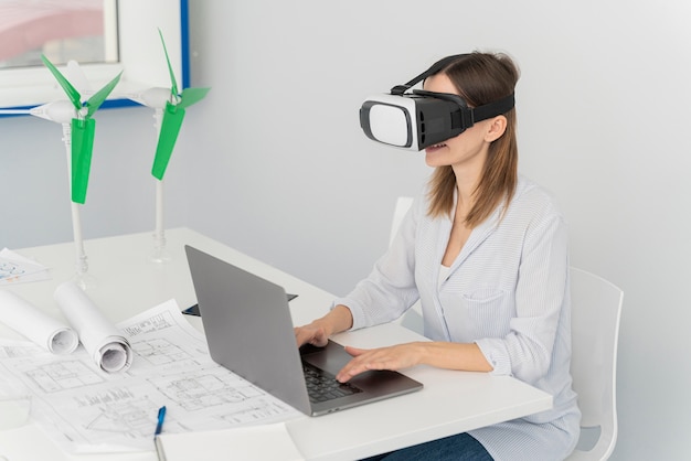 Photo gratuite ingénieur énergie innovante dans le style de réalité virtuelle