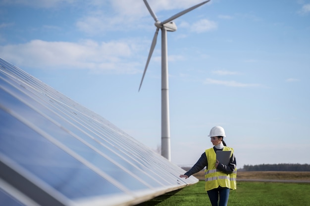 Ingénieur en environnement à plan moyen vérifiant les panneaux