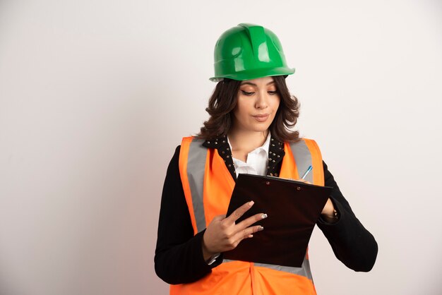 Ingénieur de femme regardant des documents importants