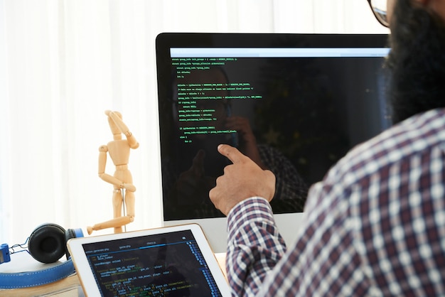 Ingénieur informatique analysant le code