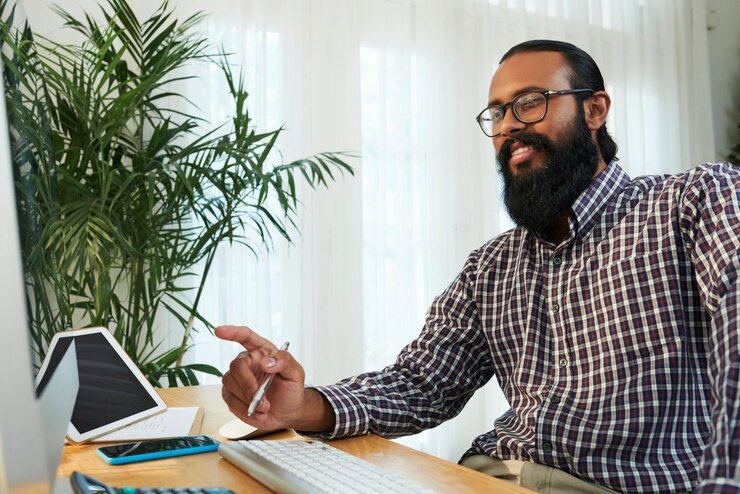 Photo gratuit ingénieur informatique travaillant avec des données